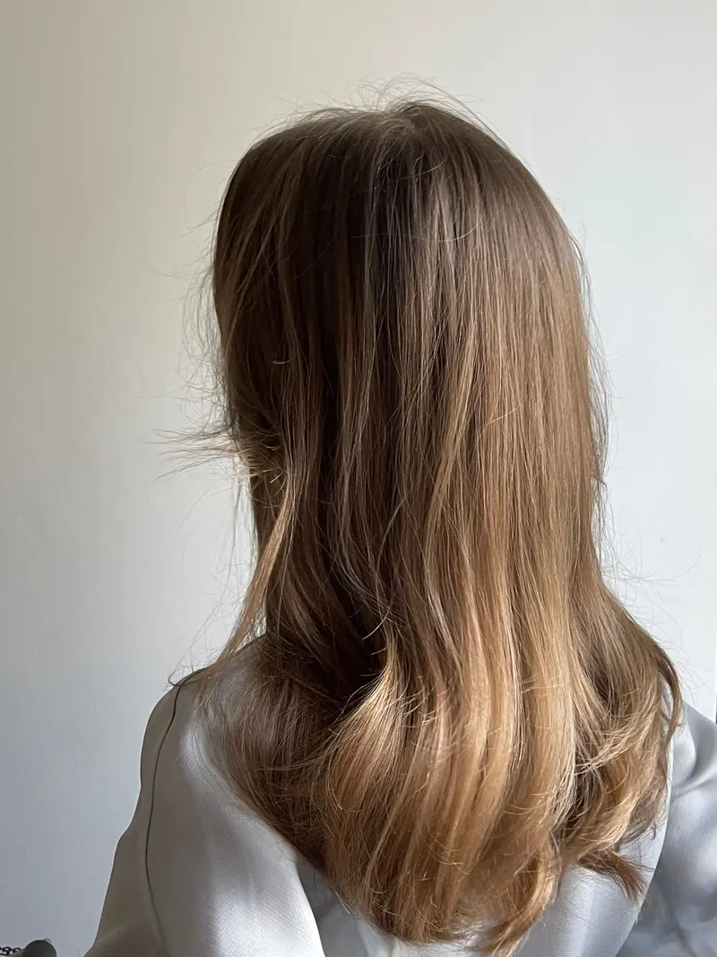 Achteraanzicht van een vrouw met lang, glad bruin haar