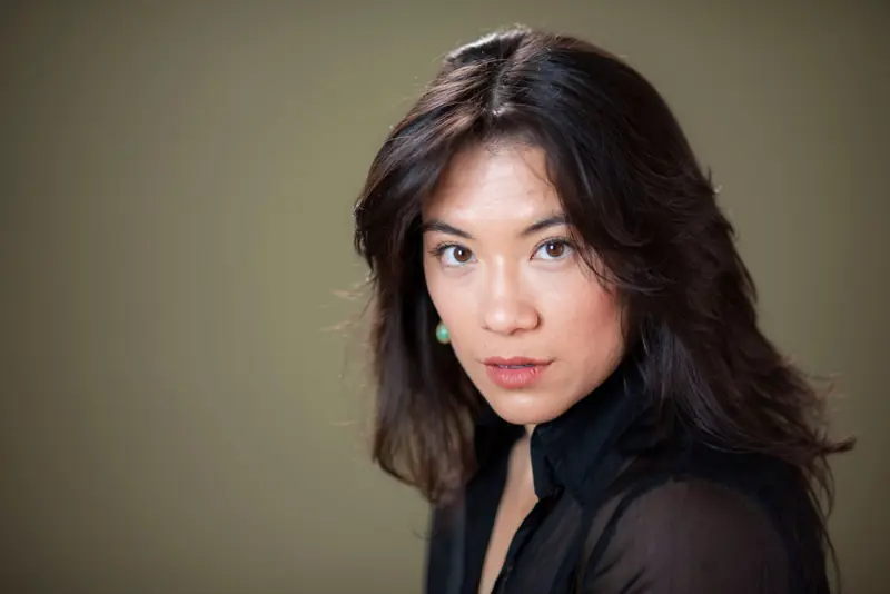 Portret van een vrouw met lang donker haar