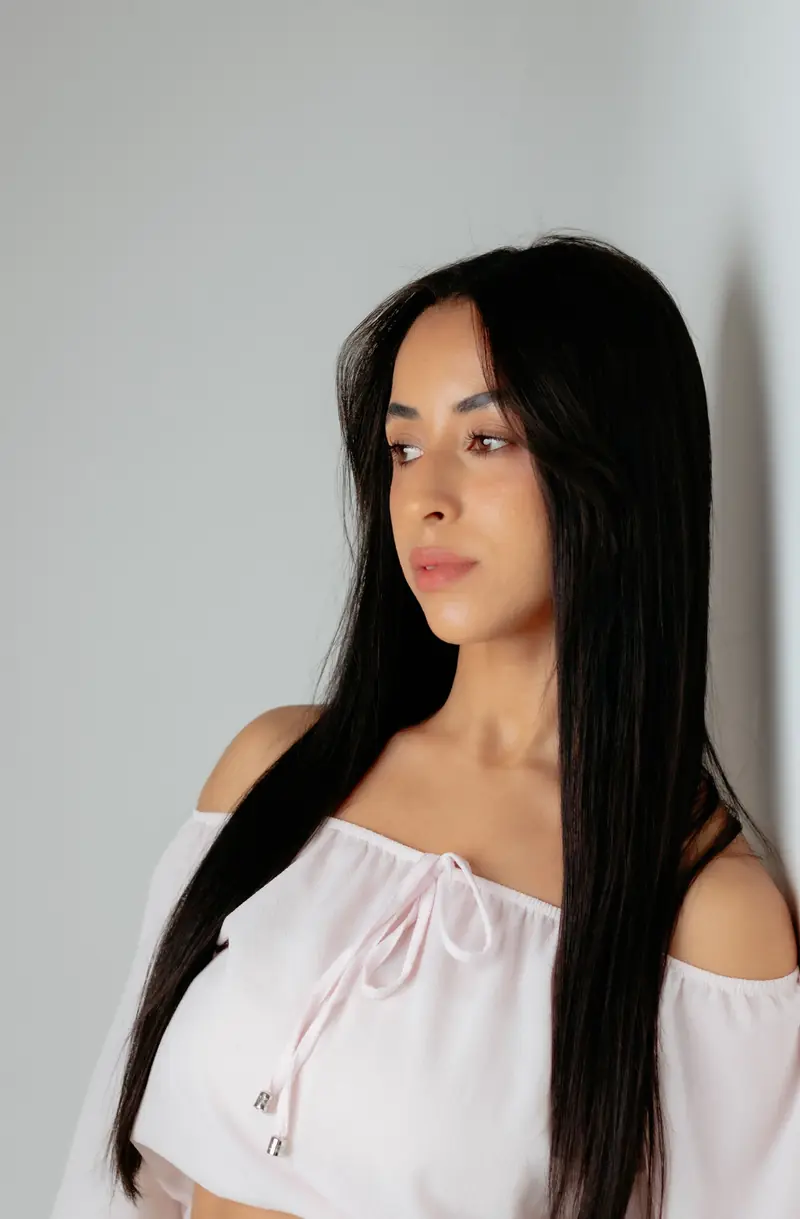 Vrouw met lang zwart haar binnenshuis