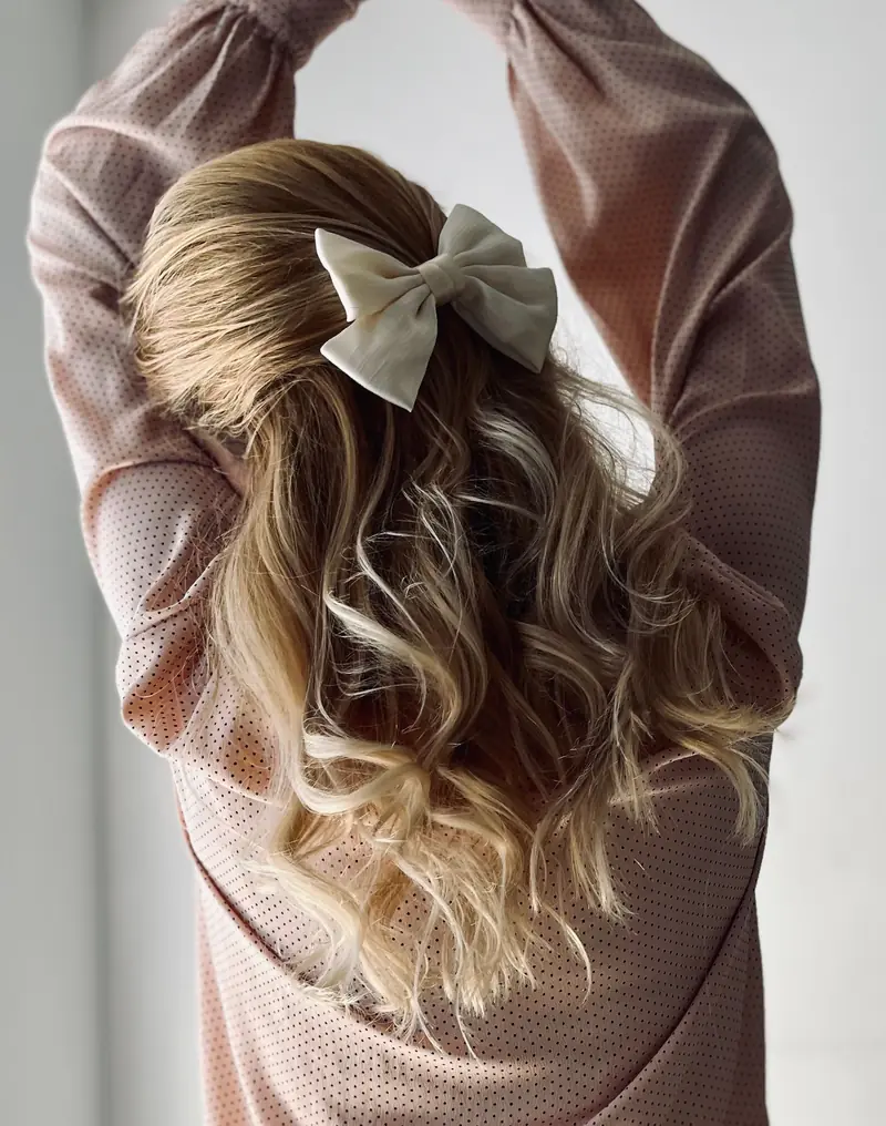Achteraanzicht van lang, golvend blond haar